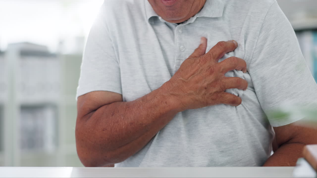 hombre con dolor en el pecho
