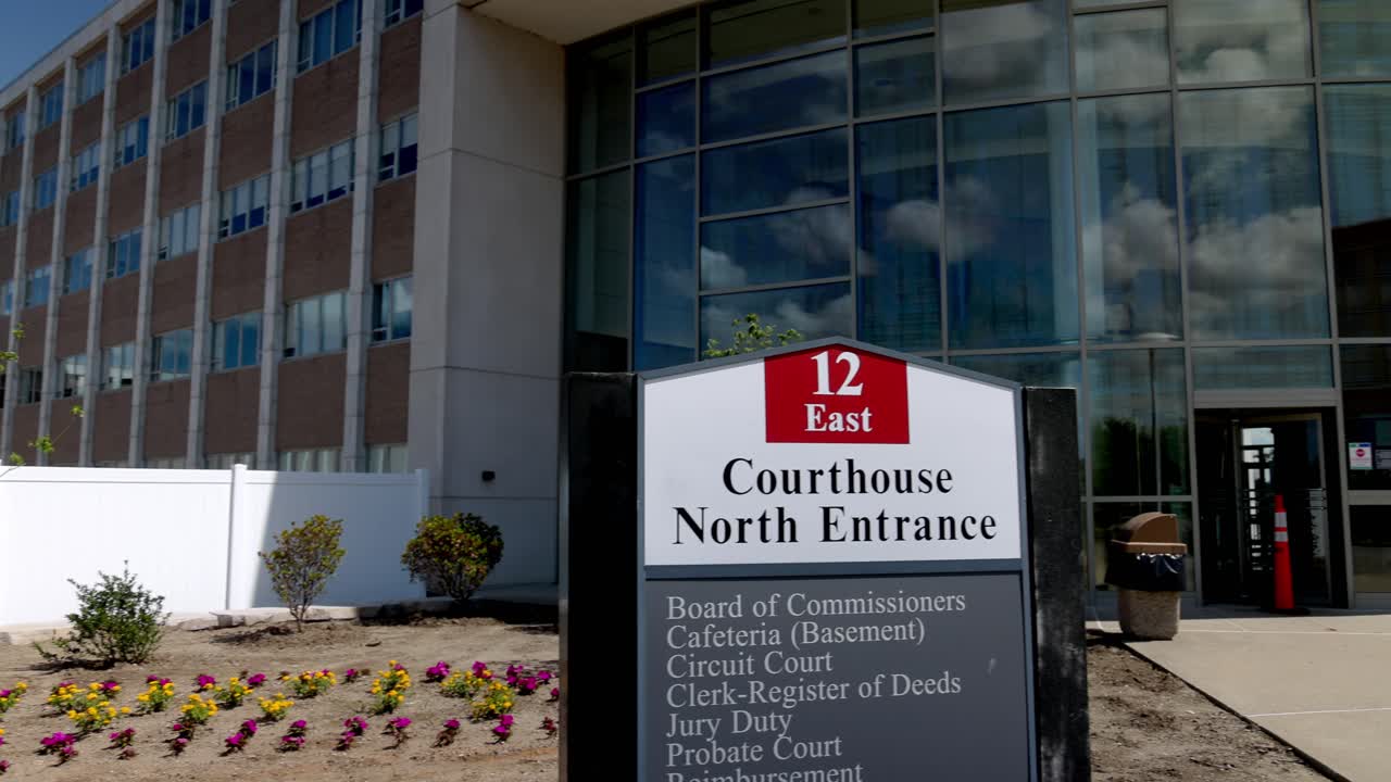 juzgado del condado de oakland en michigan en la entrada norte con gimbal video panorámica de izquierda a derecha de cerca