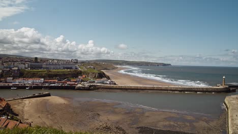 Ciudad-De-Whitby-Que-Muestra-La-Entrada-Del-Puerto,-La-Costa-Y-La-Playa-De-Arena,-Un-Día-Soleado-Y-Brillante-North-Yorkshire,-Reino-Unido,-Inglaterra