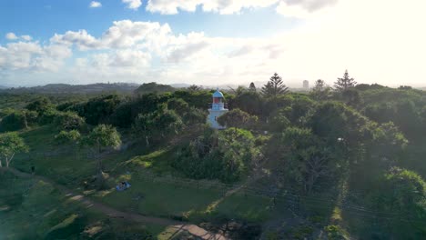 alejándose del faro de finger head cerca de finger en nueva gales del sur, australia - a unos 5 kilómetros al sur de point danger y el estado de queensland
