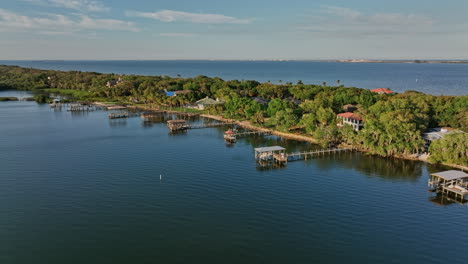 merritt island florida aerial v11 flyover vecindario residencial ubicado entre los ríos indian y banana con lujosas casas frente al mar y alrededores verdes - filmado con mavic 3 cine - marzo 2022