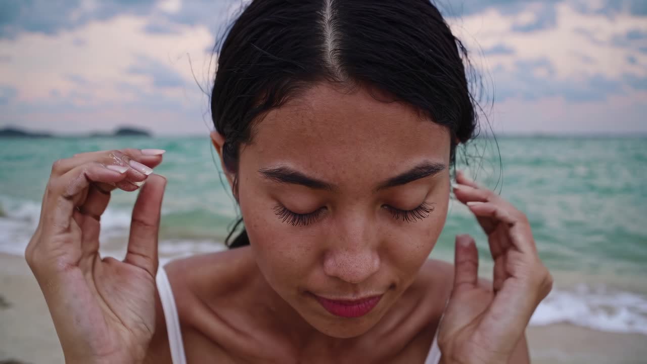 해변 에서 코코 물 을 마시는 여자