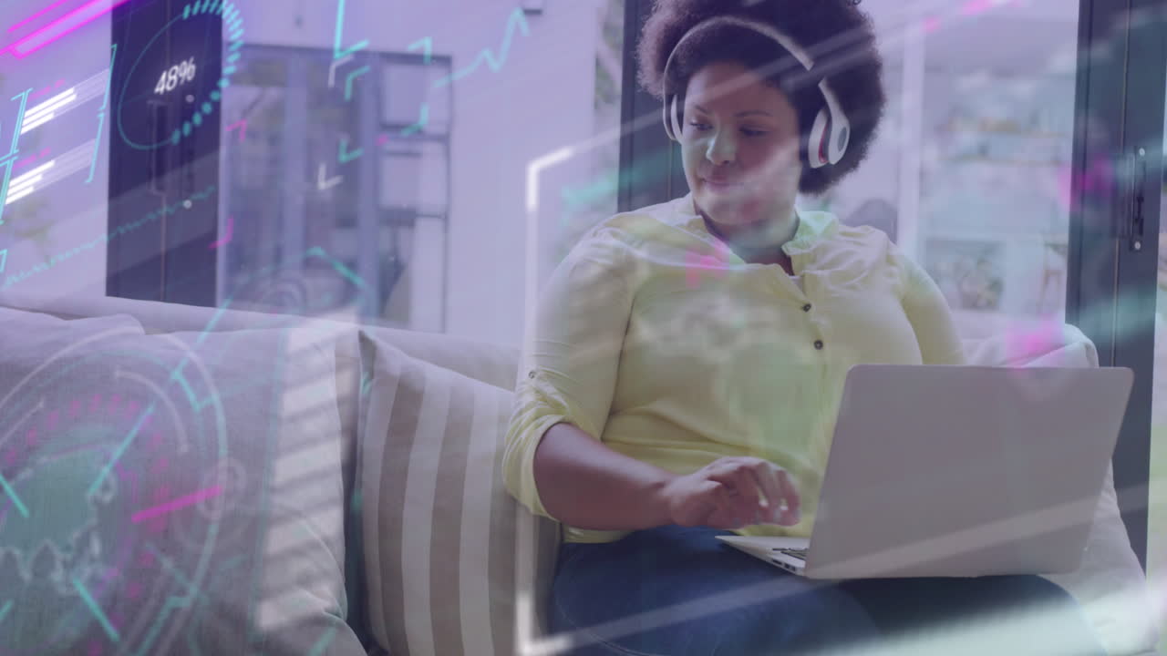 Animation af databehandling på skærme over afroamerikansk forretningskvinde på kontor