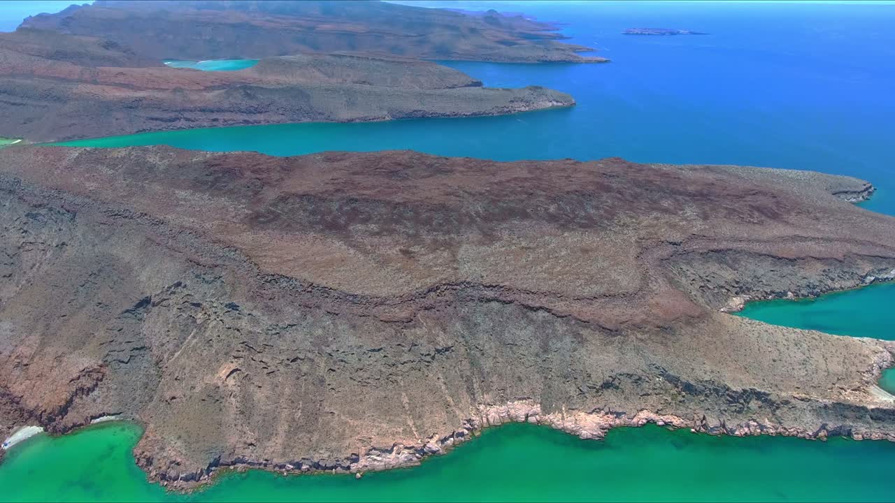 vista aérea de ascenso lento de la isla de la meseta cerca del vasto paisaje marino azul