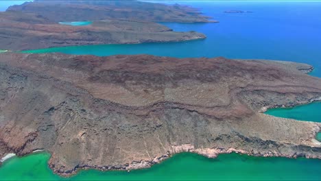 vista aérea de ascenso lento de la isla de la meseta cerca del vasto paisaje marino azul