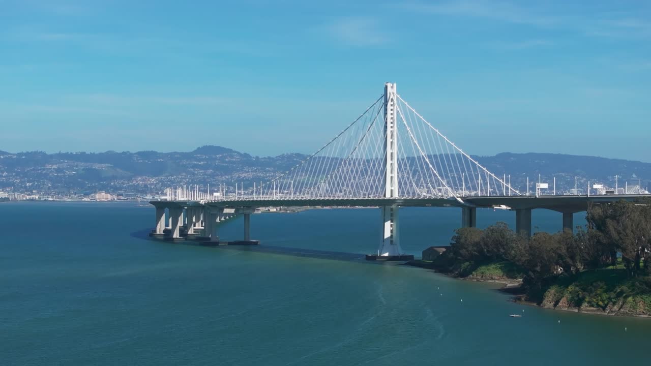 캘리포니아의 베이 브리지 (bay bridge) 를 드러내는 드론  좌우로 입니다.