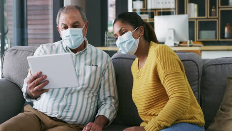 Covid-Gesichtsmaske,-Familien--Oder-Tablet-Videoanruf