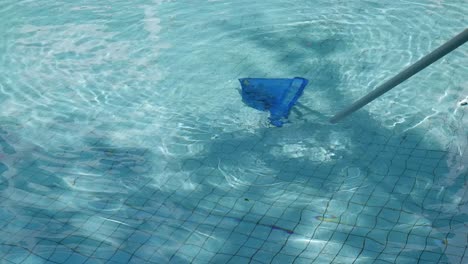 sequential cleaning of a pool using a skimmer net