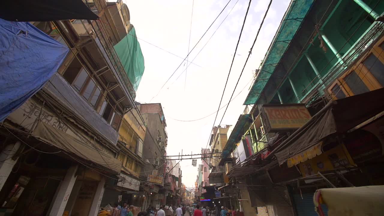 toma en cámara lenta de una calle delhi