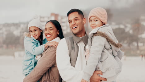 playa, abrazo y familia feliz en el océano