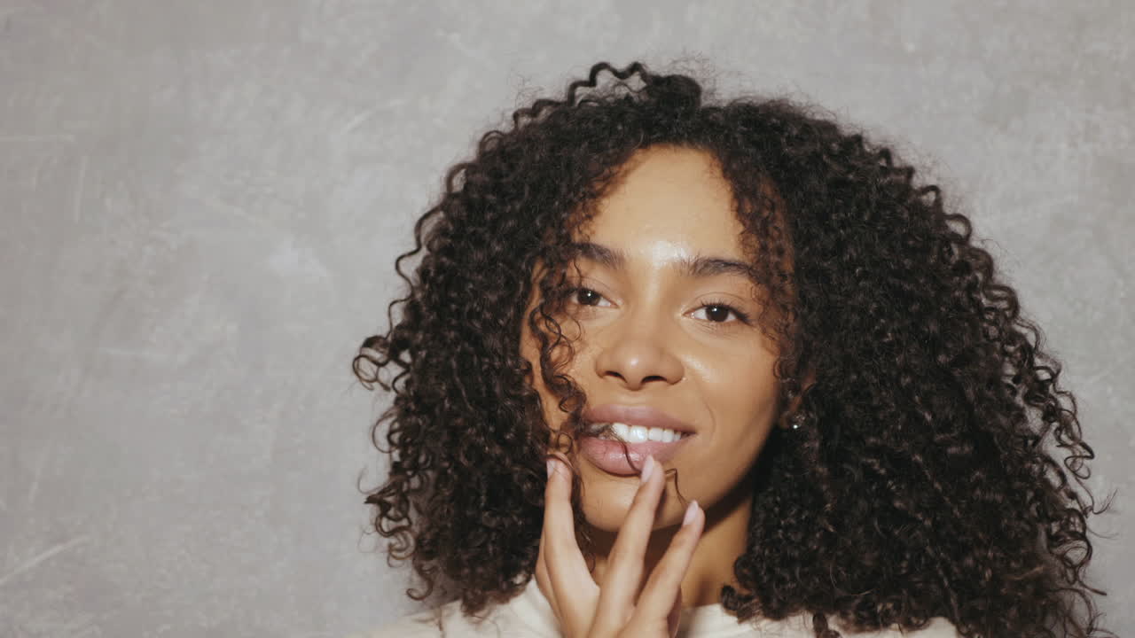 mujer sonriente con el cabello rizado