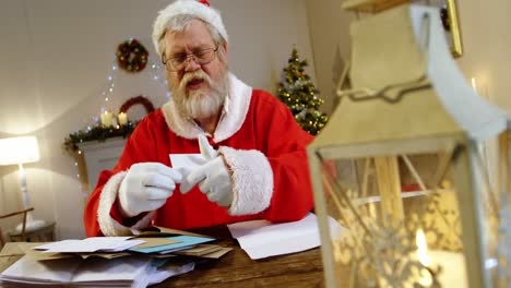 Papá-Noel-Leyendo-Una-Carta