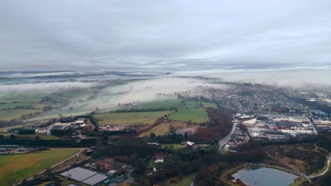 imágenes aéreas de un pequeño pueblo en la niebla de la mañana