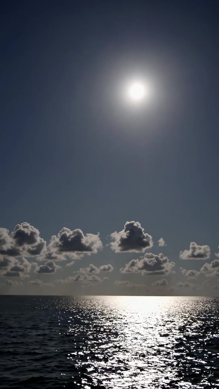 Sol Brilhante Sobre Ondas Calmas do Oceano com Nuvens Esparsas