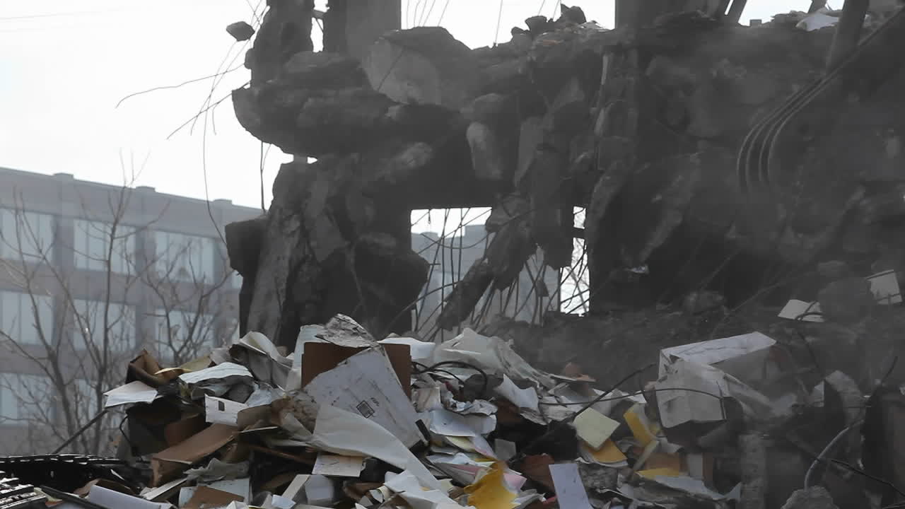 una excavadora elimina escombros