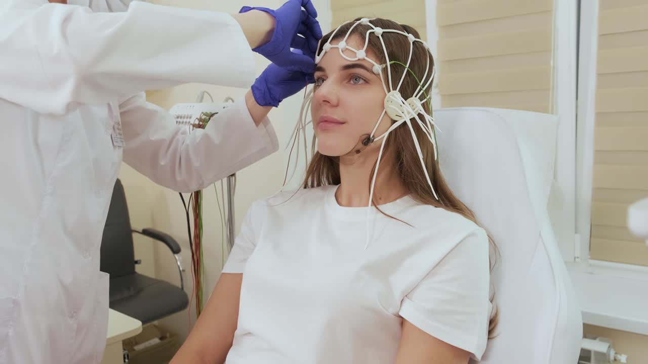 pruebas cerebrales del paciente utilizando la encefalografía en el centro médico