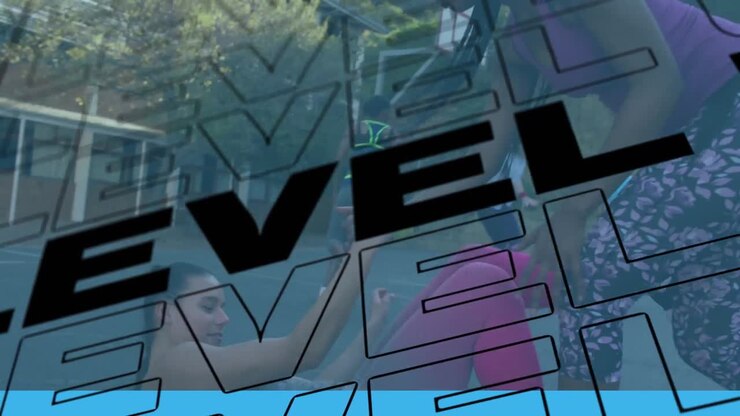 Animazione del testo "level up" in nero, su donne diverse che giocano a basket all'aperto