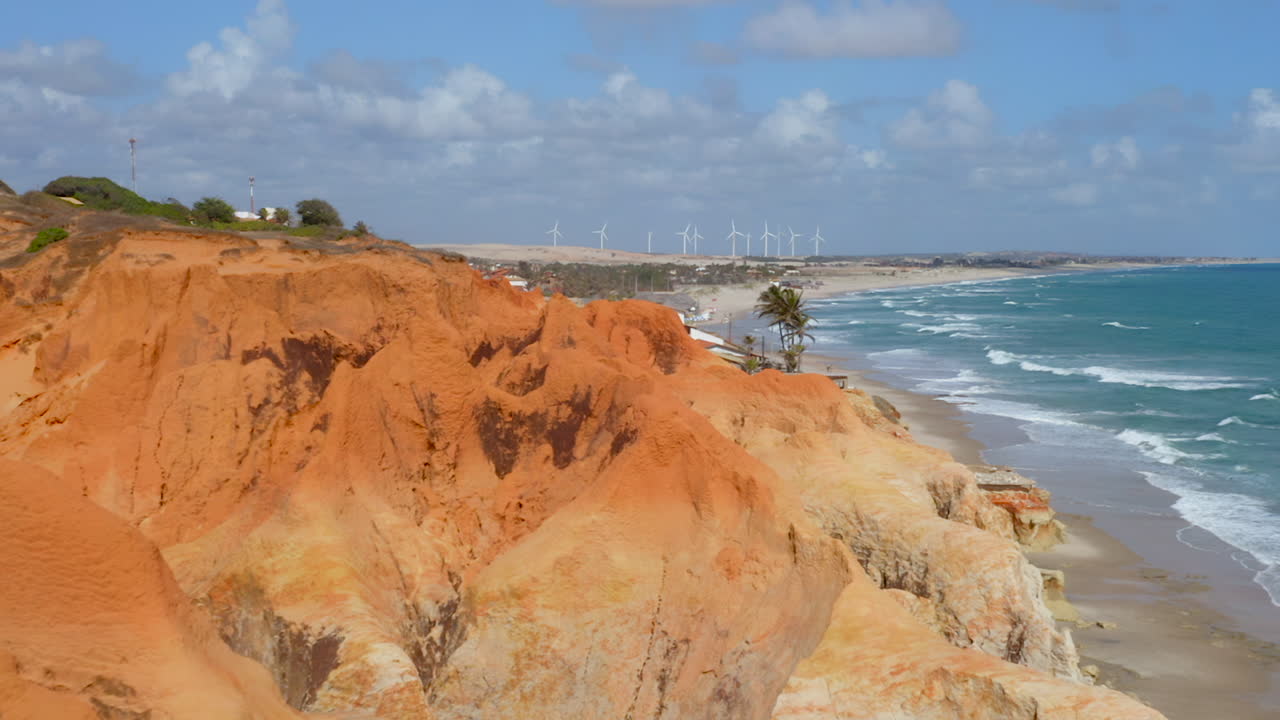 바다, 파도, 절벽, 작은 마을과 배경의 바람 에너지, 모로 브랑코, 세아라, 브라질