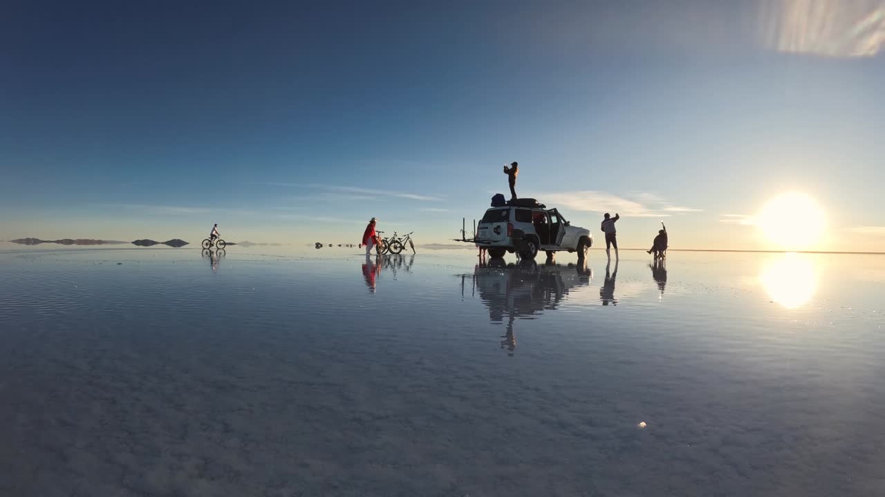 Amigos apreciando a vista no Salar de Uyuni, na Bolívia.