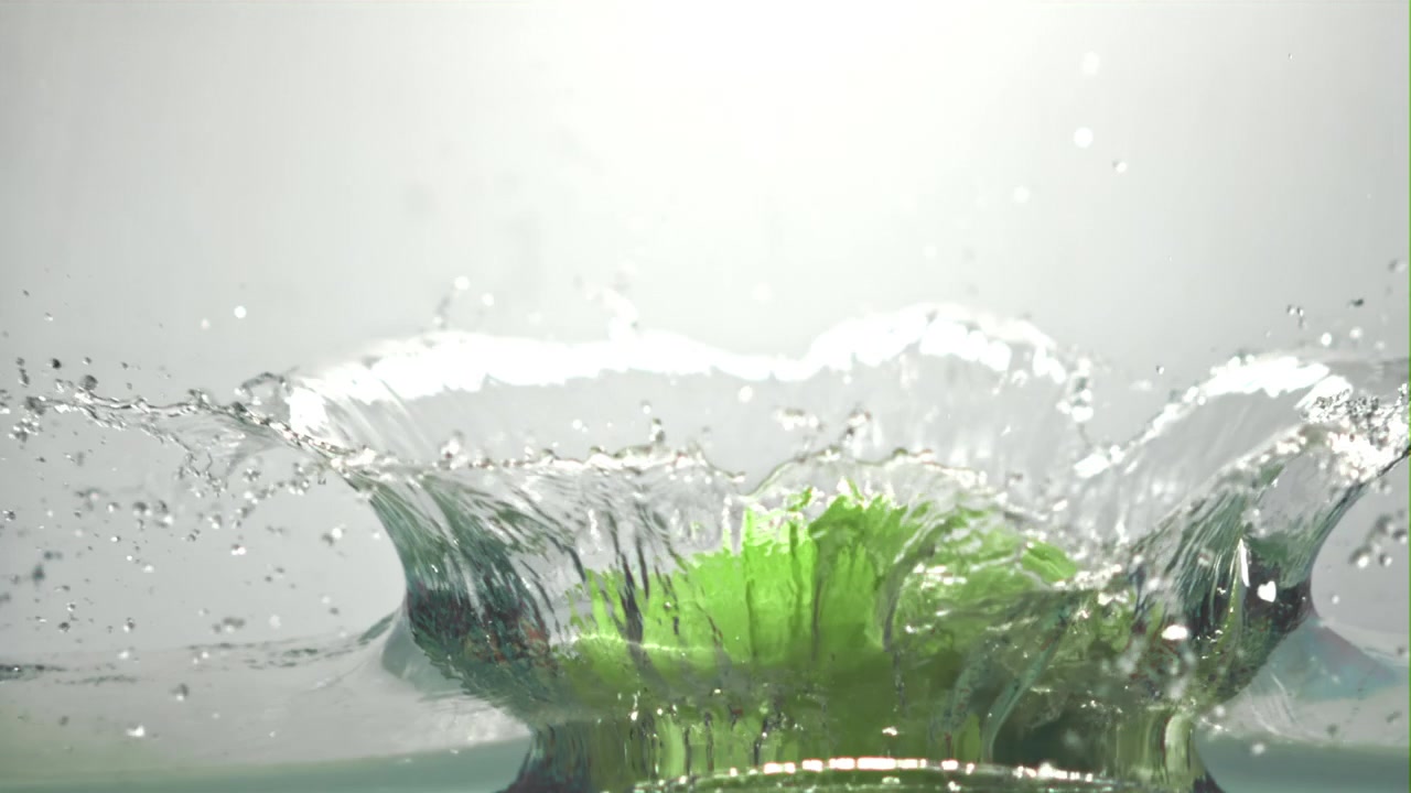 Cavolo verde fresco che schizza nell'acqua al rallentatore.