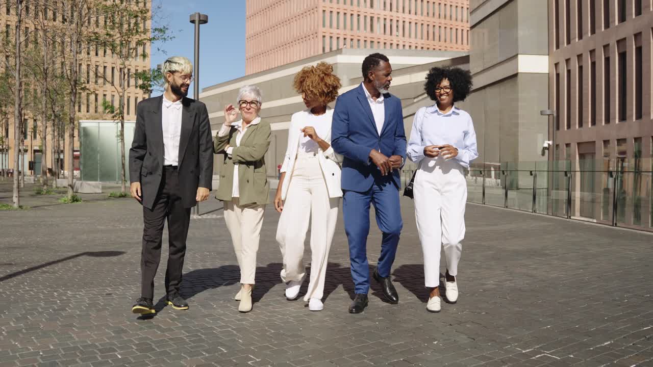 Groupe diversifié de professionnels marchant ensemble en ville