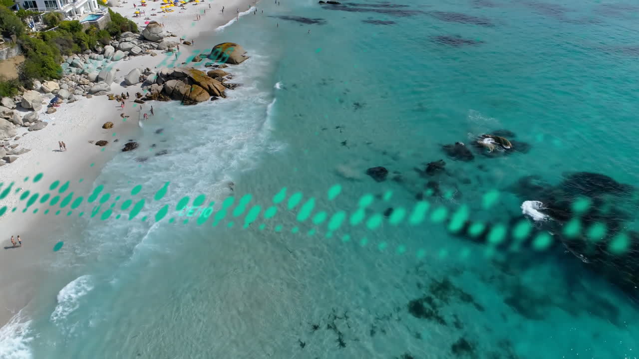 animación del procesamiento de datos sobre vista aérea de las olas del mar y la playa
