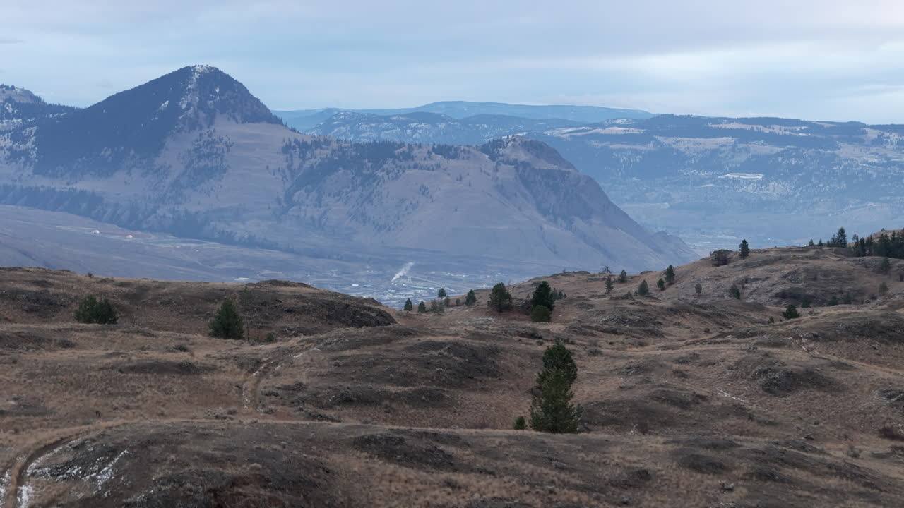 la belleza del desierto de kamloops: colinas y valles desde el cielo