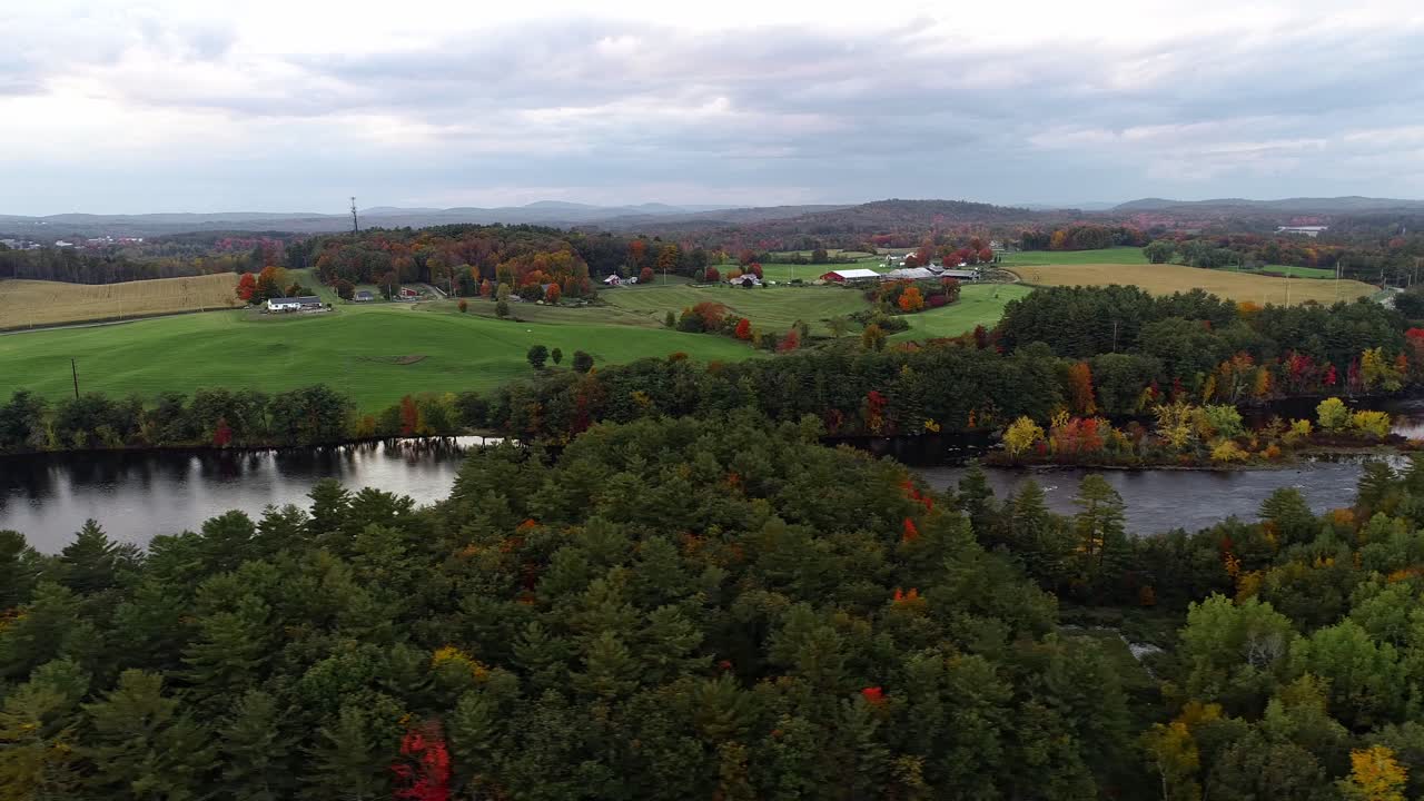 otoño en maine con hojas coloridas- video de drones
