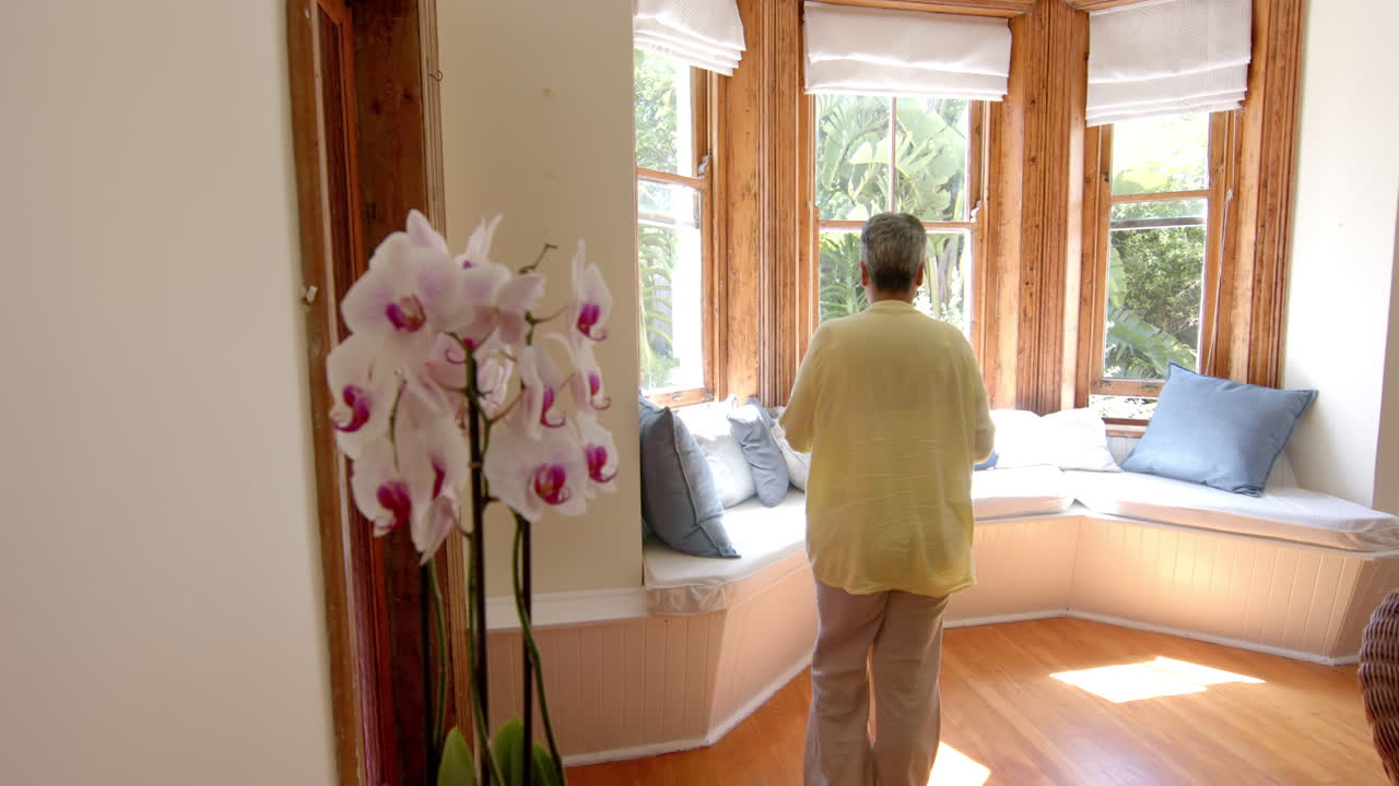행복한 노인 혼인 여성이 집에서 차를 마시며 소파에 앉아서 걸어가고, 느린 동작