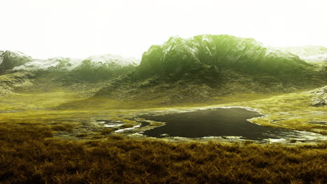 majestuoso paisaje montañoso con un cuerpo de agua tranquilo y una vegetación exuberante
