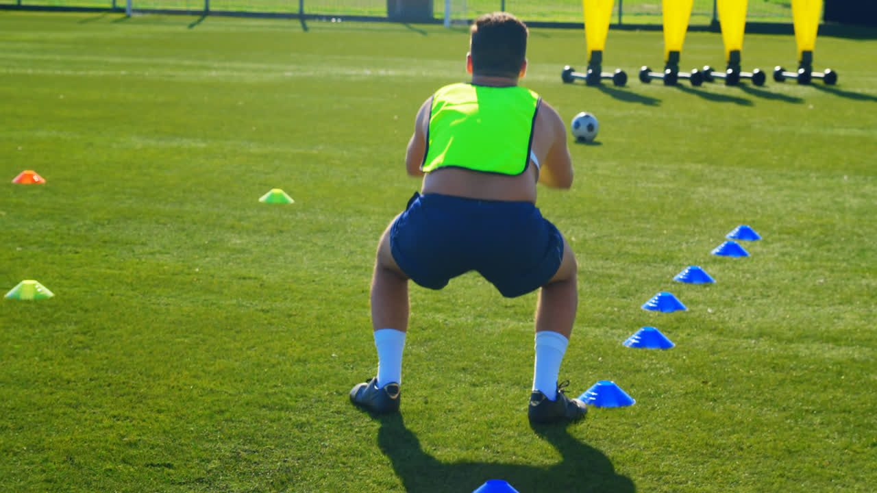 축구 선수 들 이 경기장 에서 운동 하고 있다 4k