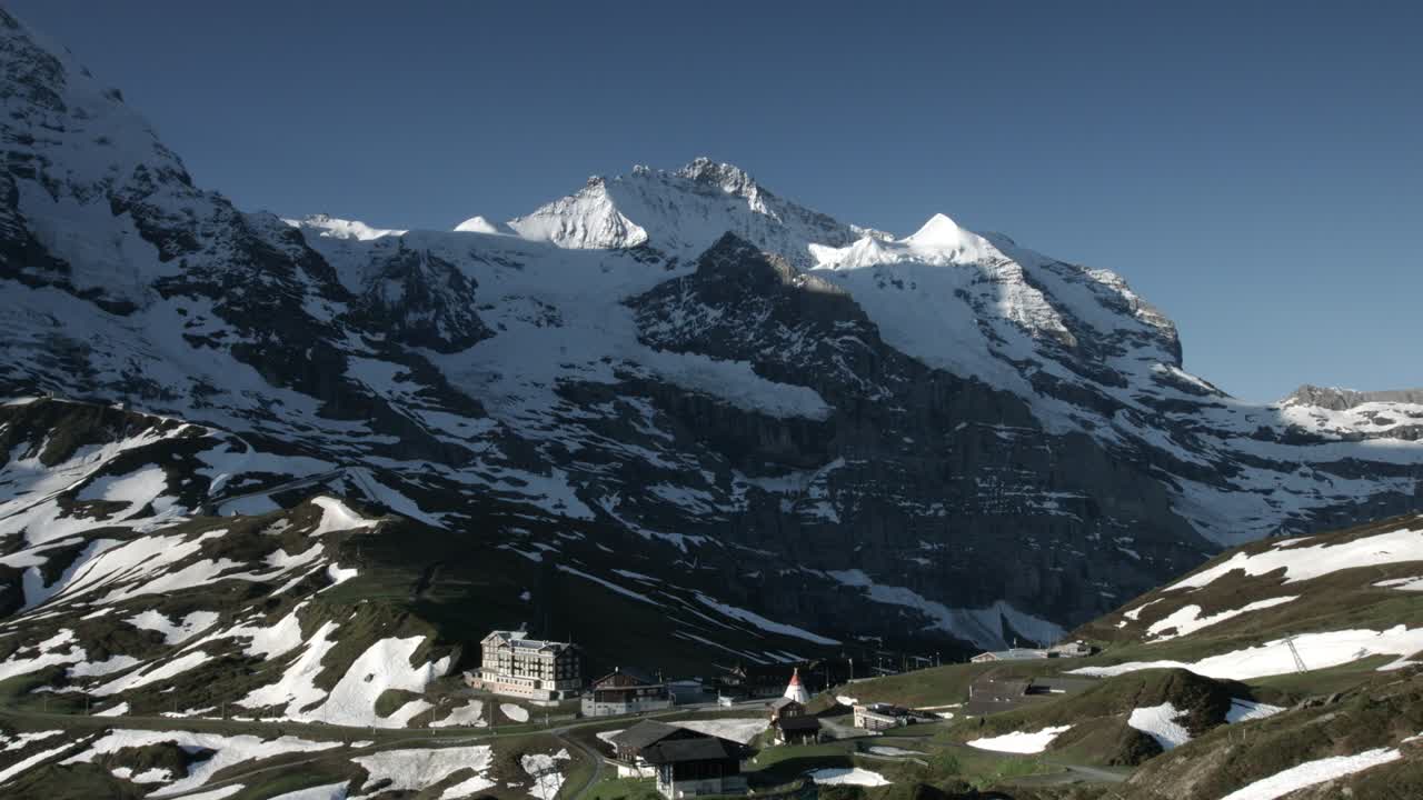 panning temprano en la mañana en la estación de wengen región de jungfrau suiza