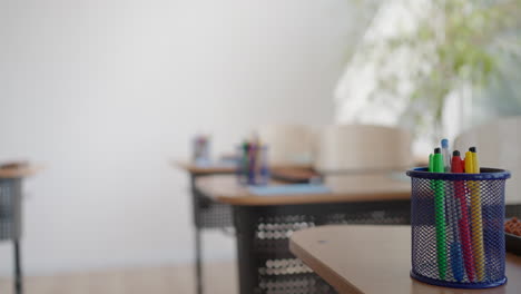 el interior de una oficina escolar preparada para una lección en una pandemia.