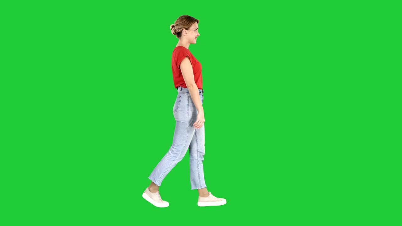 빨간 티셔츠, 청바지, 운동화 입은 여성이 초록색 스크린에서 고, 크로마 키