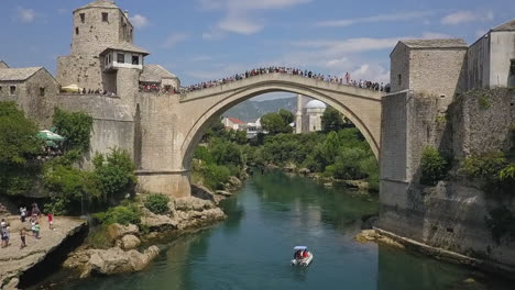 Slo-Mo:-Buzo-Alto-Salta-Desde-El-Viejo-Puente-De-Mostar-Bosnia-Hacia-El-Río