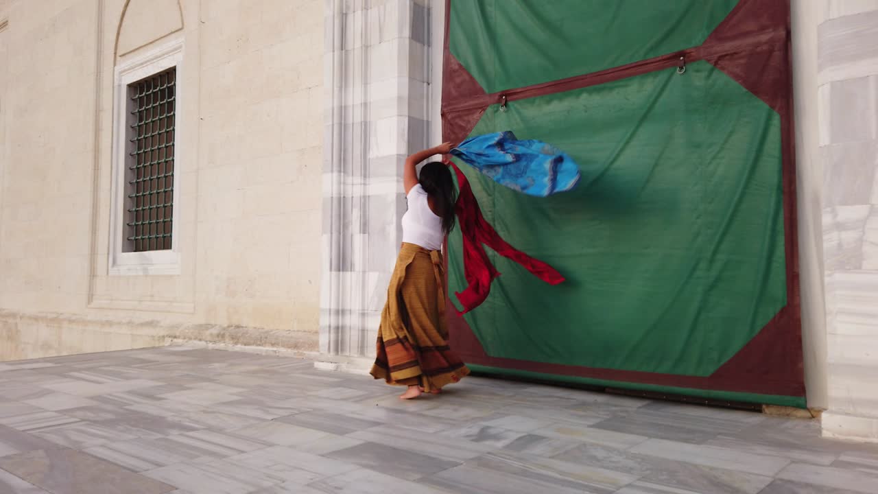 bailarina del vientre en un vestido marrón, traje está bailando un baile oriental, oriental. hermosa bailarina tribal exótica del vientre con chale azul y rojo mujer