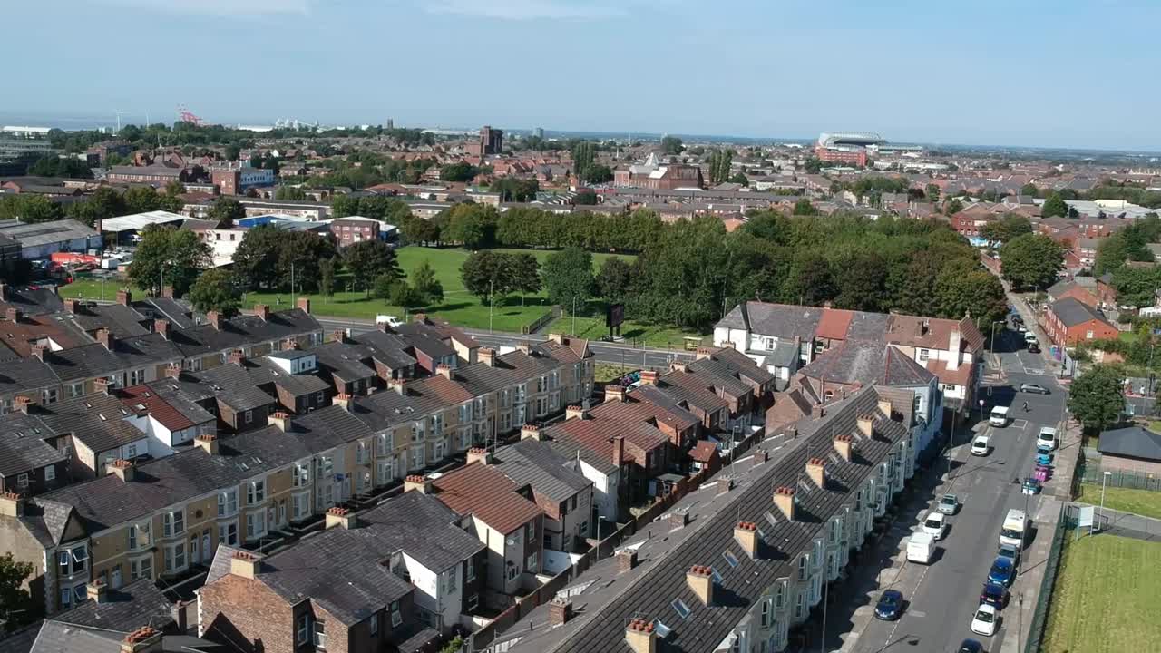 imágenes de drones del área de kensington situada en liverpool, reino unido