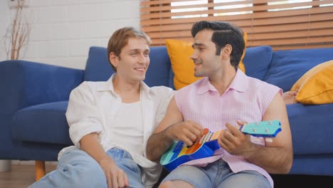 una pareja gay tocando el ukulele.