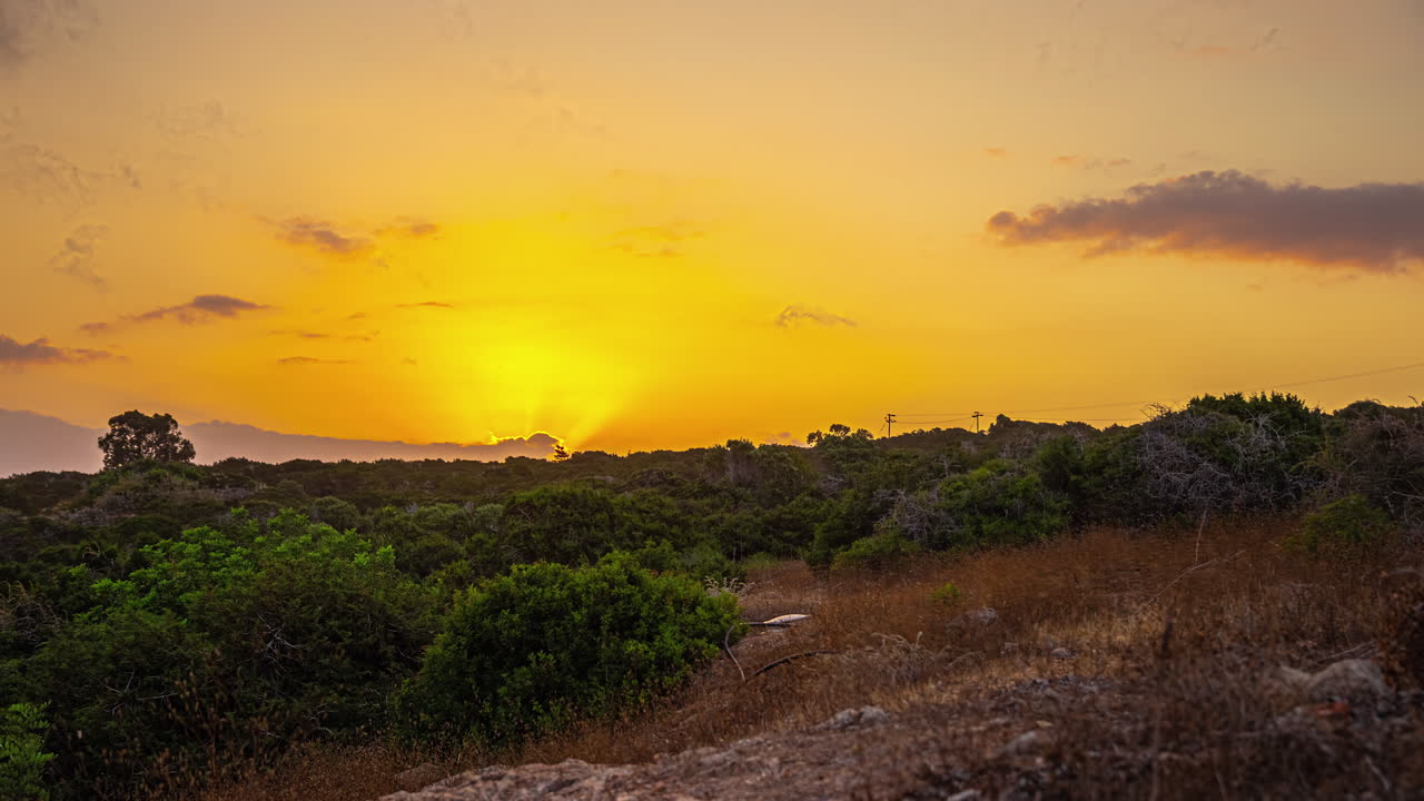 멀리 떨어진 섬의 덤불 위의 일몰 타임 스, 변덕스러운 구름, 황금 태양, 황금 시간, 광각, 정적
