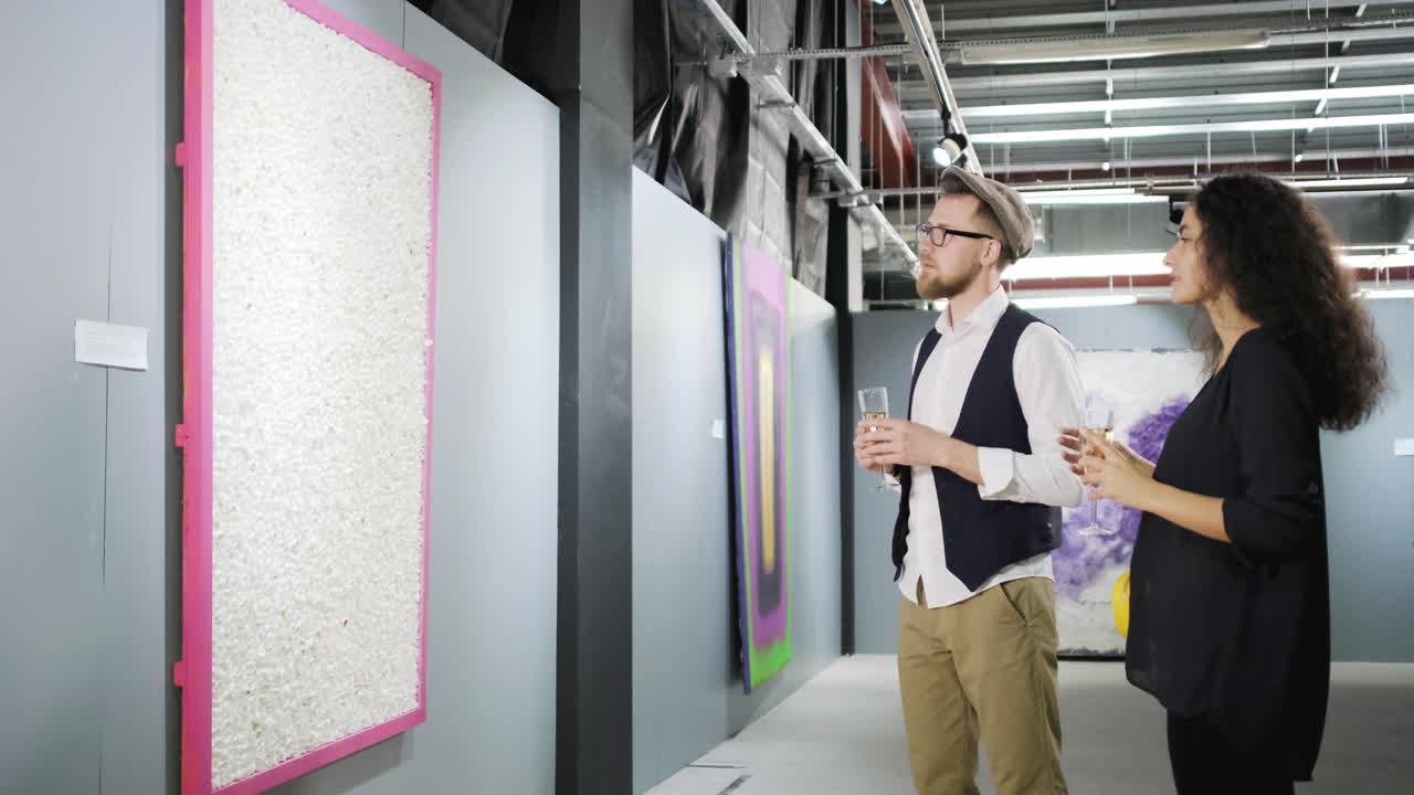 미술관 에 있는 부부