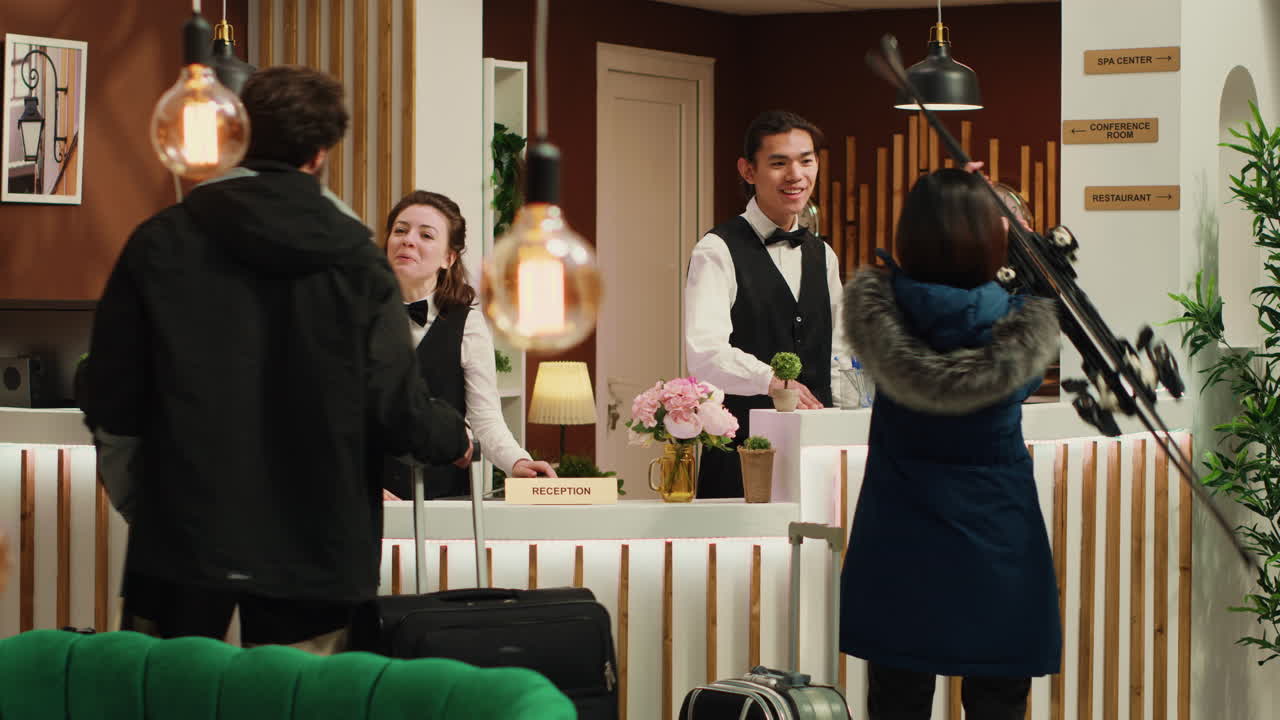 운동 선수 커플이 알파인 리조트에 도착했습니다.