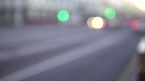 el fondo borroso de la ciudad nocturna.