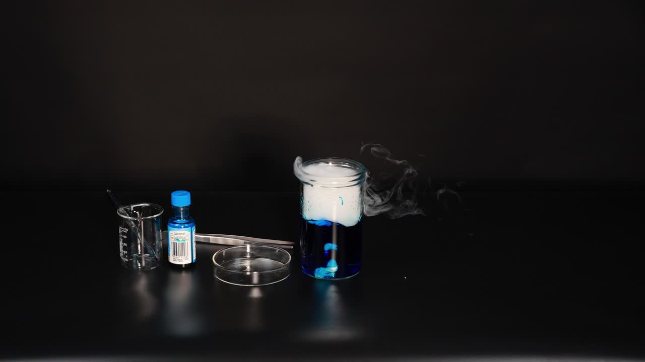 hielo seco reaccionando con agua en un vaso