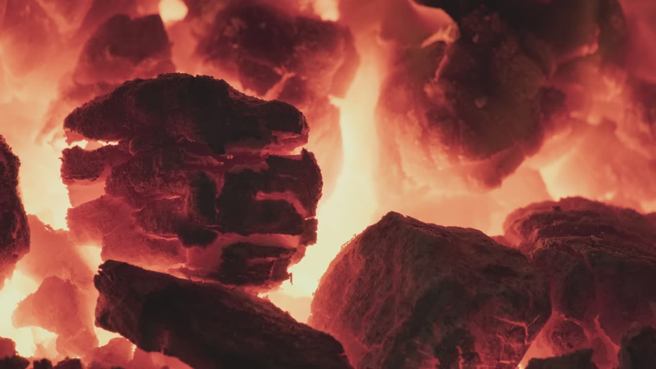 langsam brennende kohle im herd. luftverschmutzung.