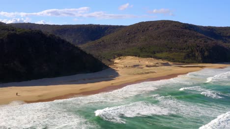 Paisaje-Perfecto-De-Playa-Turquesa-Con-Exuberantes-Montañas-Cerca-Del-Campamento-De-La-Era-Norte-En-El-Parque-Nacional-Real,-Nsw,-Australia