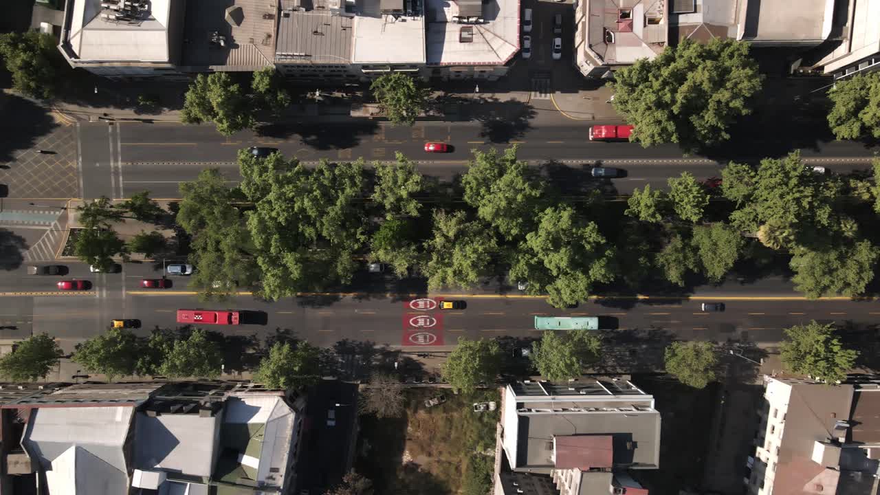 toma a vista de pájaro de la avenida alameda en el centro de santiago de chile, antena uhd 4k