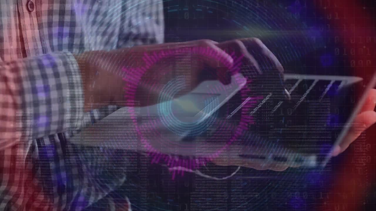 animación del procesamiento de datos sobre las manos de un hombre caucásico usando una computadora portátil
