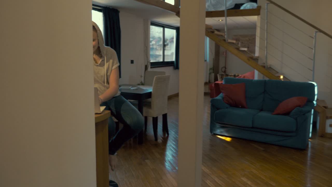 집에서 노트북으로 채팅하고 차를 마시는 여자