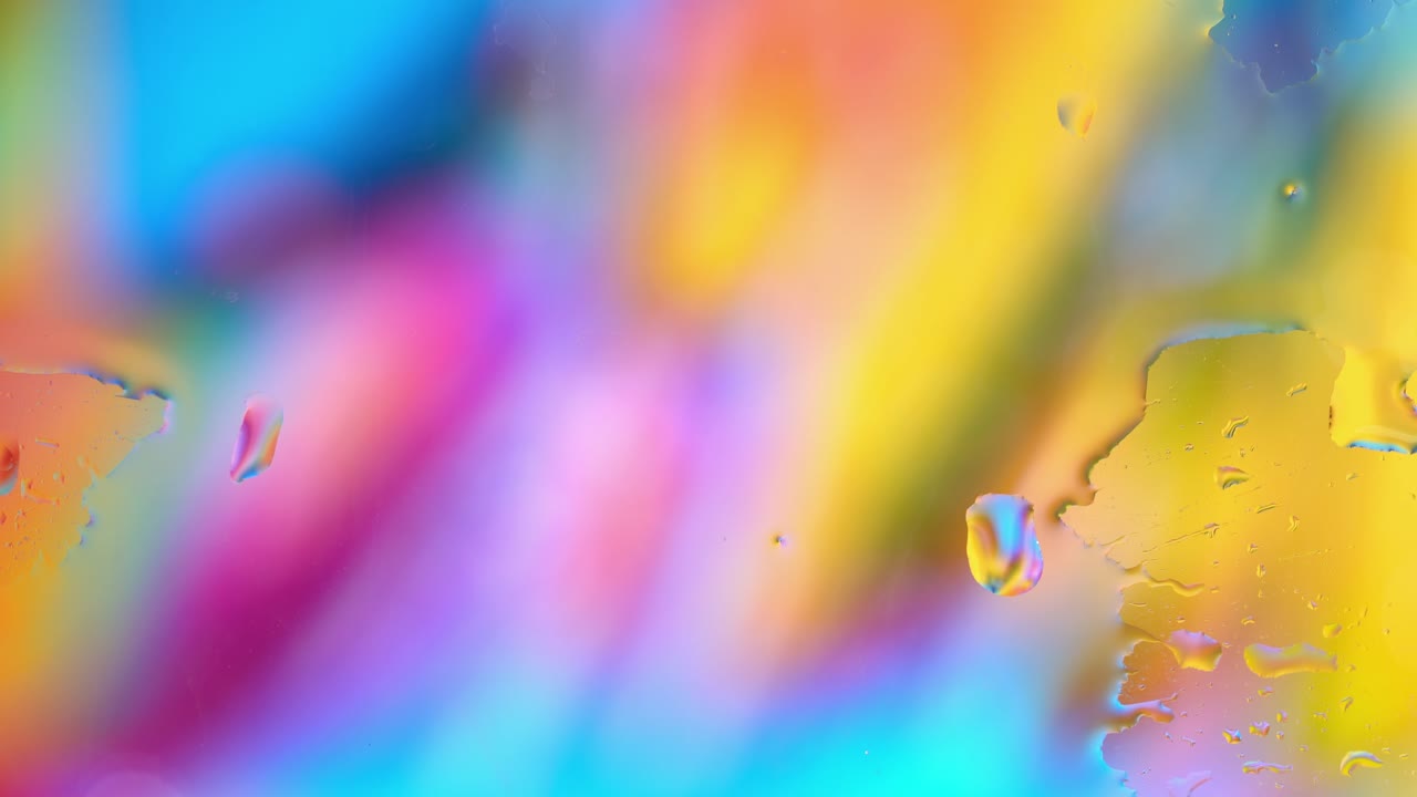 agua colorida lisa en la superficie del vidrio