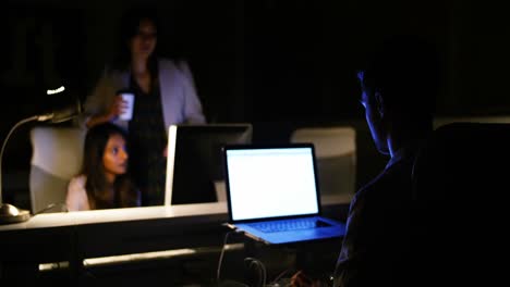 ejecutivo masculino trabajando en una computadora portátil